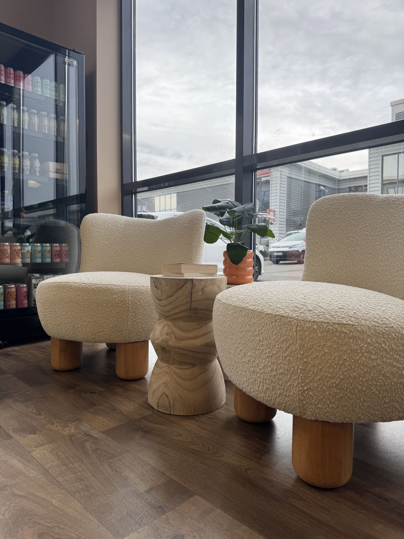 Coin café avec fauteuils et réfrigérateur de boissons