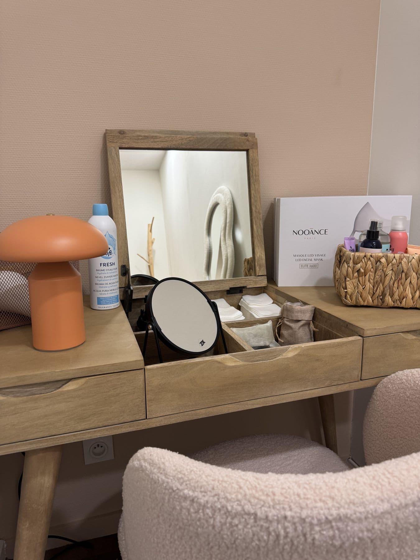 Coiffeuse et produits de soin dans les vestiaires