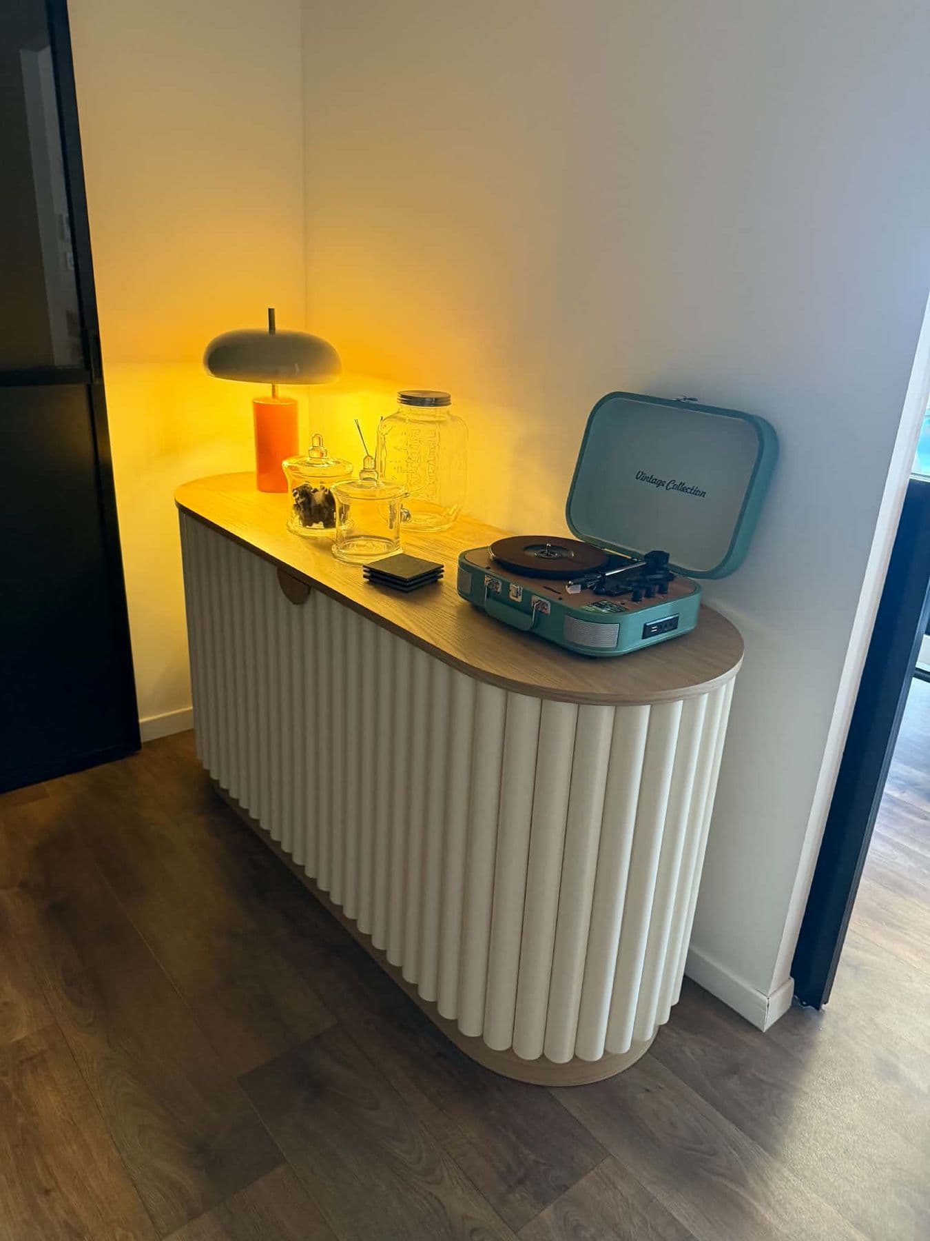 Coin vinyle et lampe dans l'espace détente