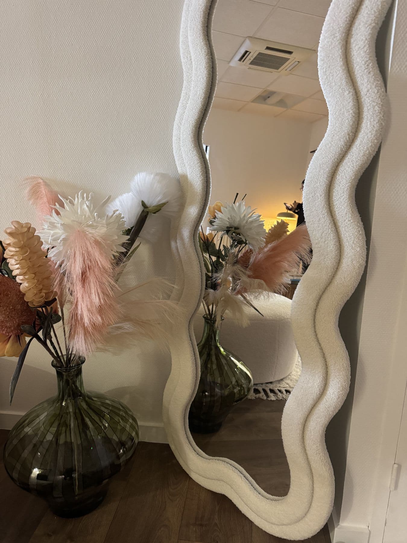 Miroir et fleurs séchées à l'entrée du studio