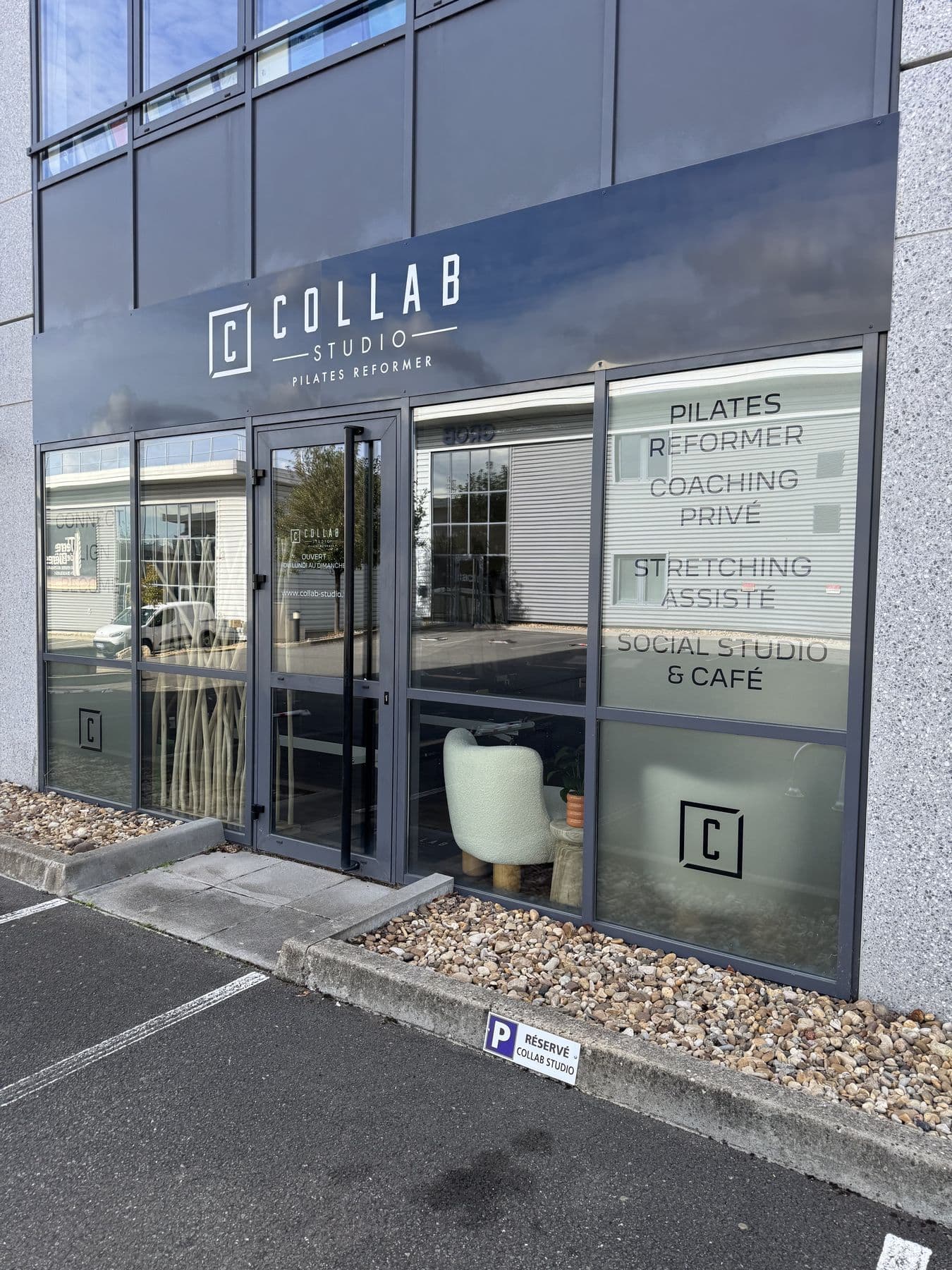 Façade et entrée de Collab Studio, Parc Avenue à Villefranche-sur-Saône