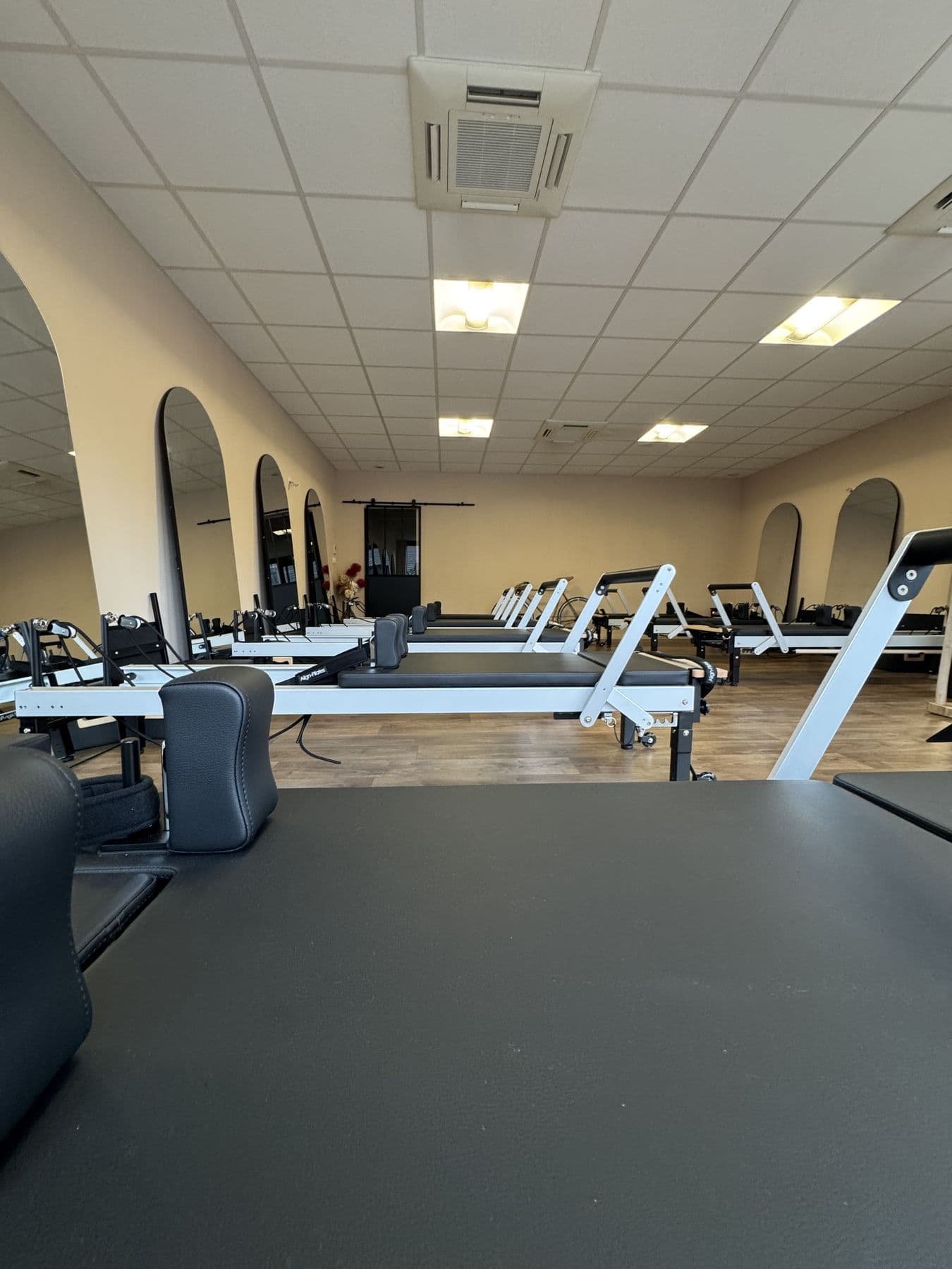 Salle Pilates Reformer chez Collab Studio, machines Reformer et lumière naturelle