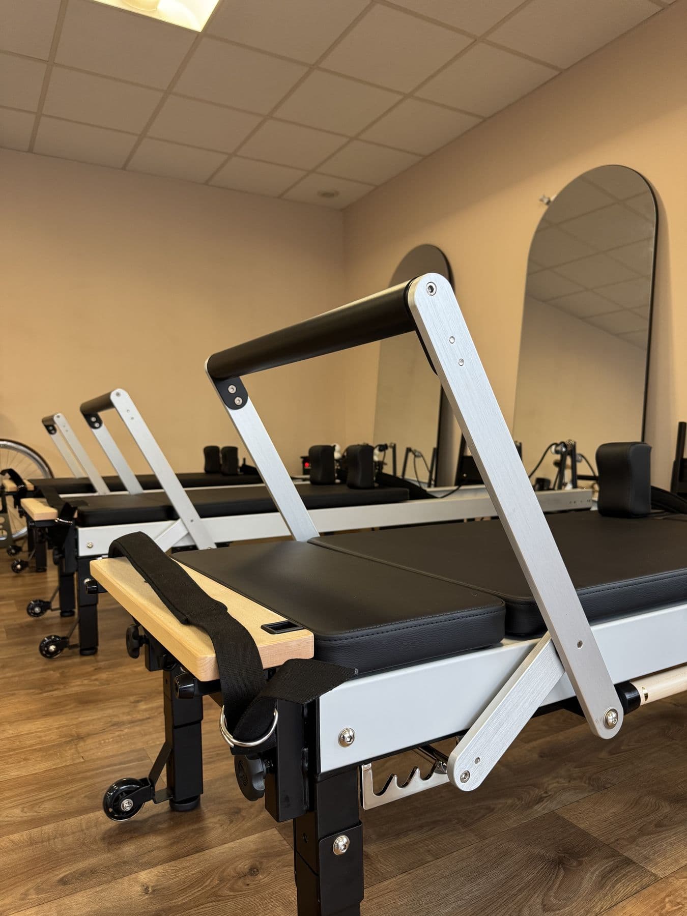 Machine Pilates Reformer dans la salle de Collab Studio à Villefranche-sur-Saône