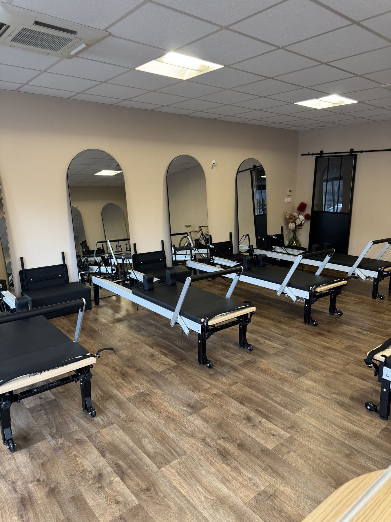 Vue d'ensemble de la salle Reformer, miroirs en arche