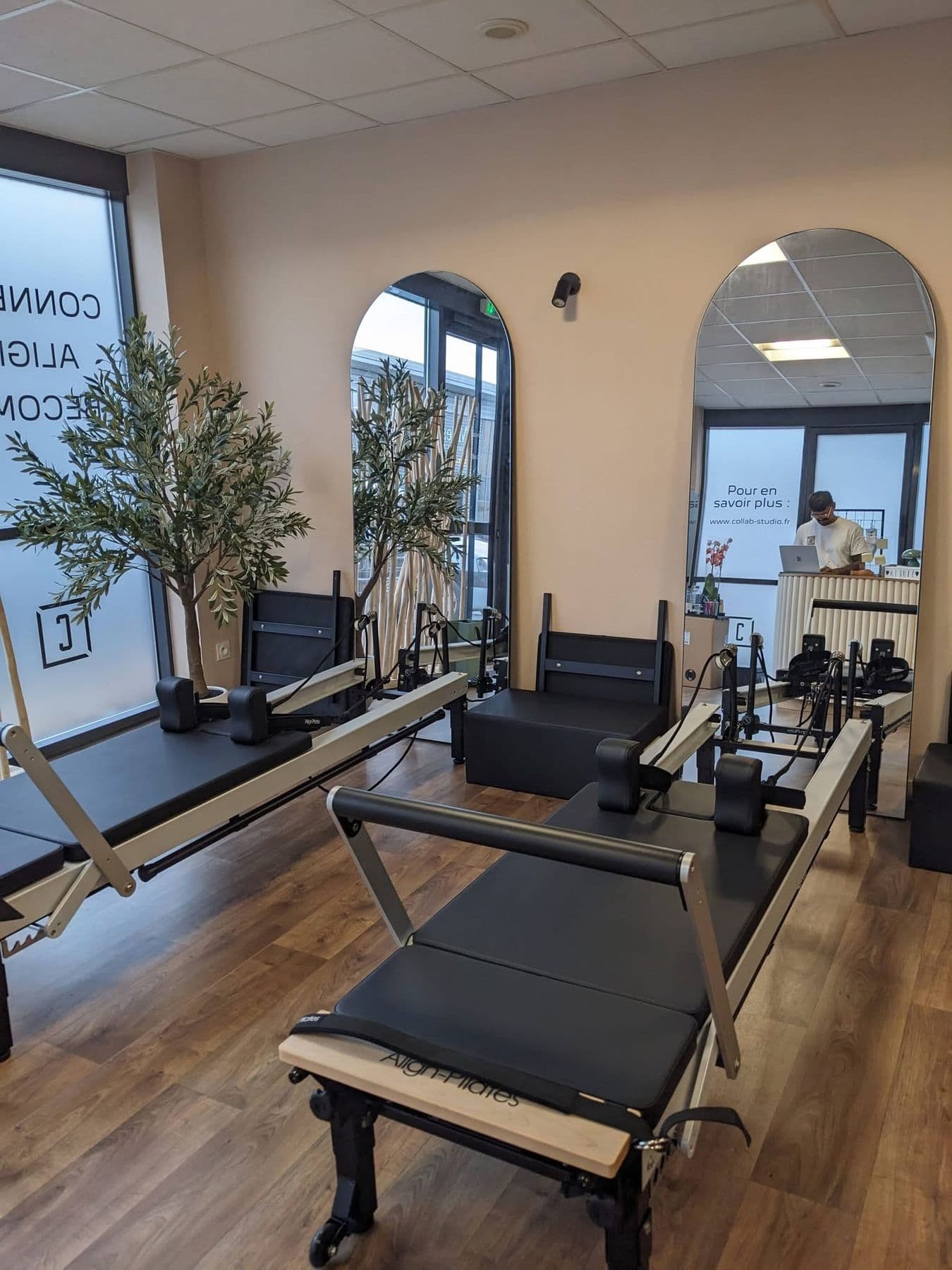 Salle Pilates Reformer de Collab Studio, miroirs en arche et lumière naturelle